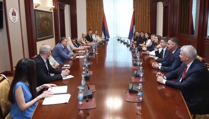 Dodik i Cvijanović sa ambasadorima i konzulima: Zastupati interese RS