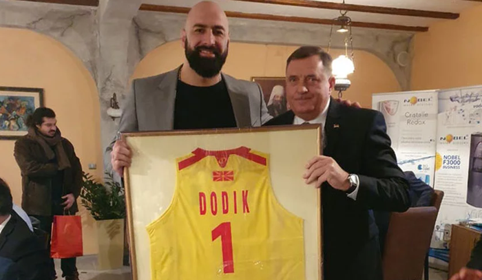 Dodik i legendarni makedonski košarkaš Pero Antić razmijenili dresove
