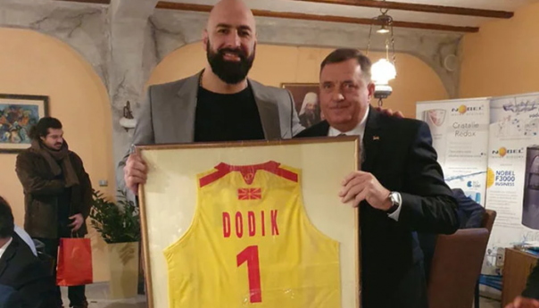 Dodik i legendarni makedonski košarkaš Pero Antić razmijenili dresove