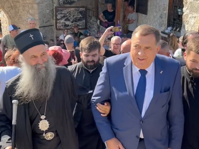 Dodik i patrijarh Porfirije prošetali Starim mostom u Mostaru