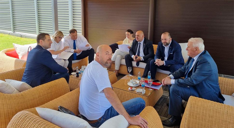 Dodik i saradnici pripremaju sastanak s britanskom ministricom
