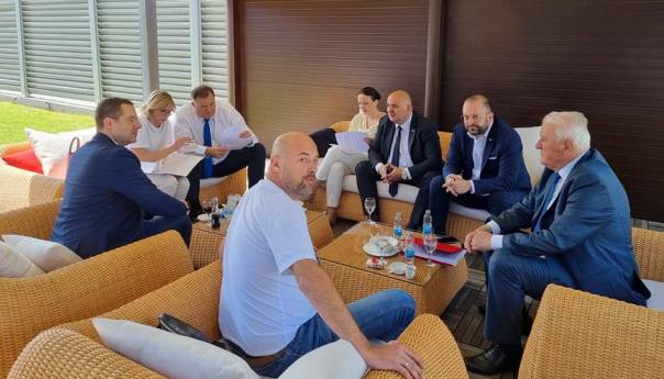Dodik i saradnici pripremaju sastanak s britanskom ministricom