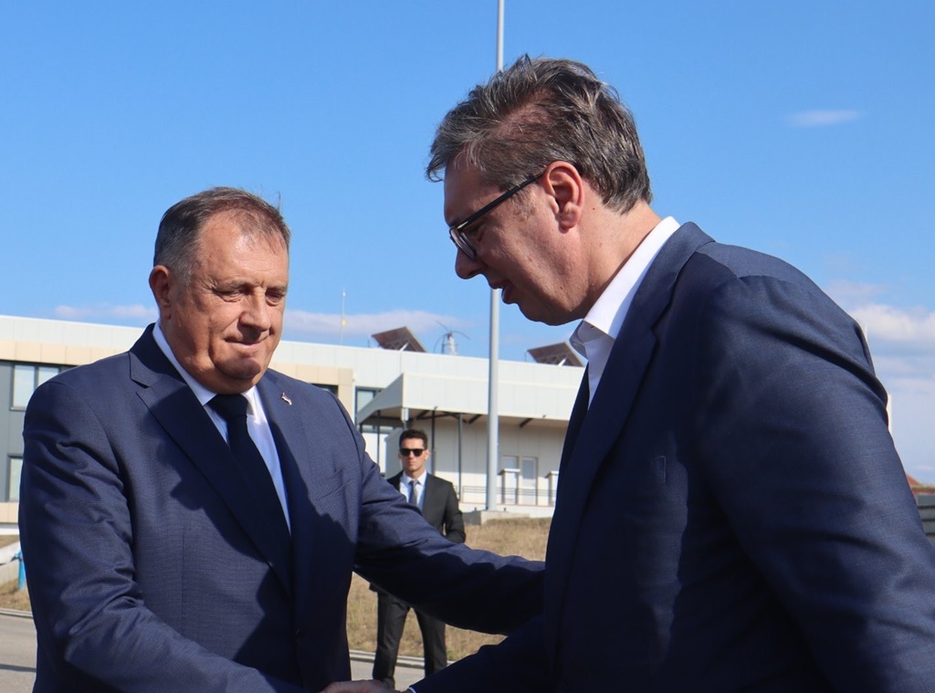 Dodik i Vučić u obilasku kasarne poručili: Srbija je jamac sigurnosti RS