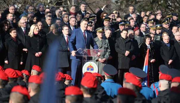 Dodik na defileu: Srbi imaju dvije države - Srbiju i RS