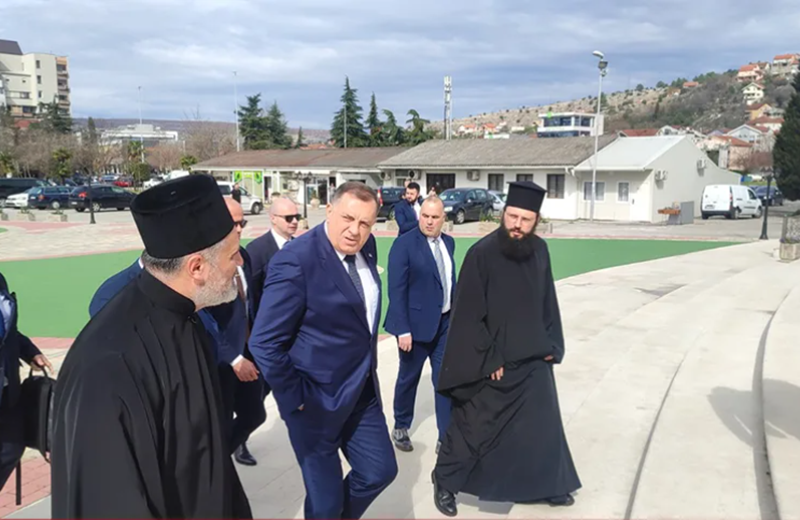 Dodik na grobu Amfilohija: SPC ključna za opstanak srpskog naroda