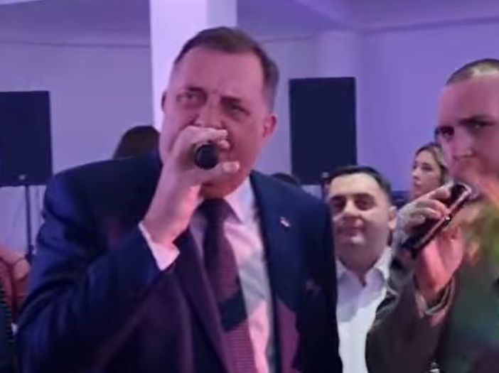 Dodik na proslavi opet pjevao hit Halida Bešlića