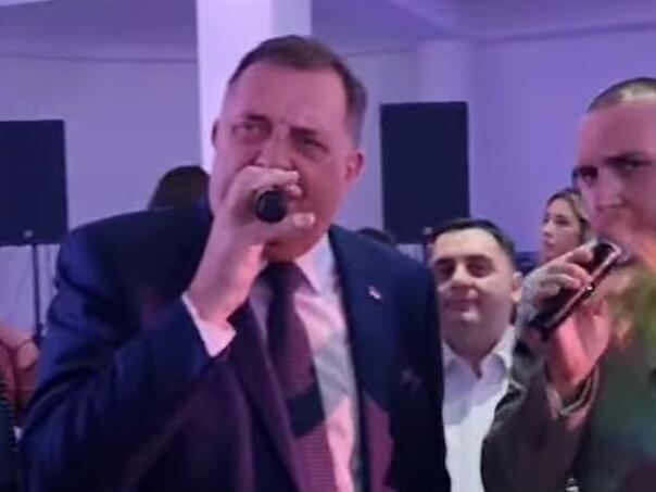 Dodik na proslavi opet pjevao hit Halida Bešlića