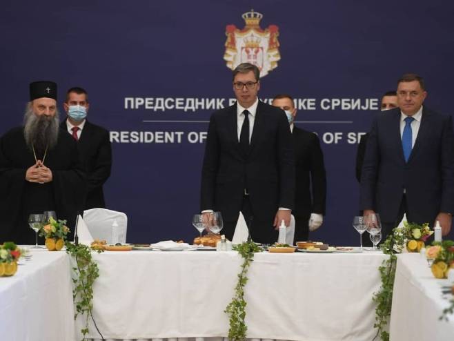 Dodik na ručku sa Vučićem, patrijarhom Porfirijem i vladikama