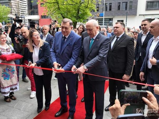 Dodik: Nećemo poštovati odluke Schmidta, nema šanse da se predam