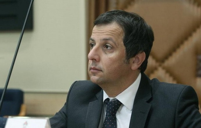 Dodik nema podršku Srbije niti Rusije, sam srlja u propast