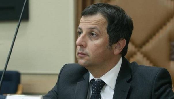 Dodik nema podršku Srbije niti Rusije, sam srlja u propast