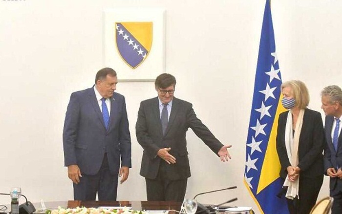Dodik nije želio stati pored zastave BiH prilikom zvaničnog fotografisanja