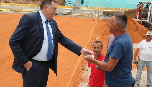 Dodik obišao teniske terene i počastio radnike