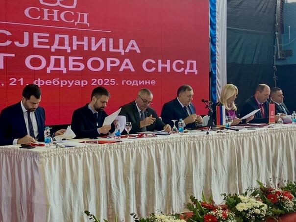 Dodik okupio SNSD: Urušavanje može doći samo iznutra