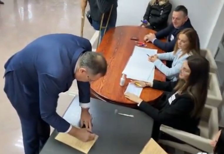 Dodik otišao korak dalje i pred kamerama glasao za Vučićev SNS