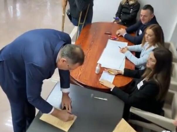 Dodik otišao korak dalje i pred kamerama glasao za Vučićev SNS