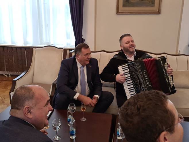 Dodik pjevao sa harmonikašem u Predsjedništvu, telefonirao majci