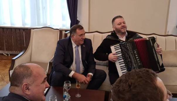 Dodik pjevao sa harmonikašem u Predsjedništvu, telefonirao majci