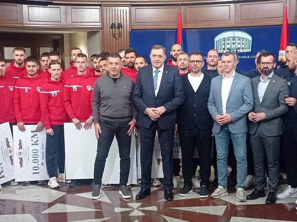Dodik počastio sve fudbalere Borca sa po 10.000 KM, zahvalio mu se Misimović