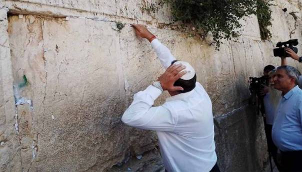 Dodik posjetio Zid Plača, poželio da RS bude nezavisna