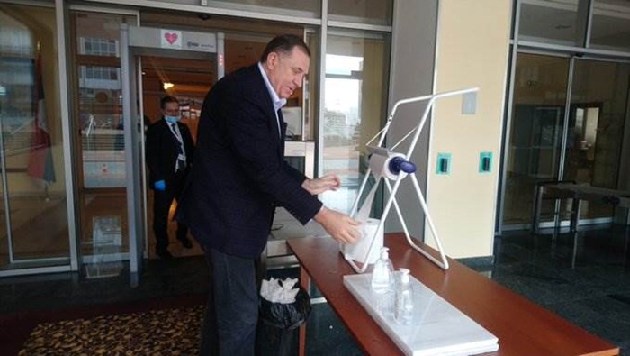 Dodik poštuje mjere i uputstva