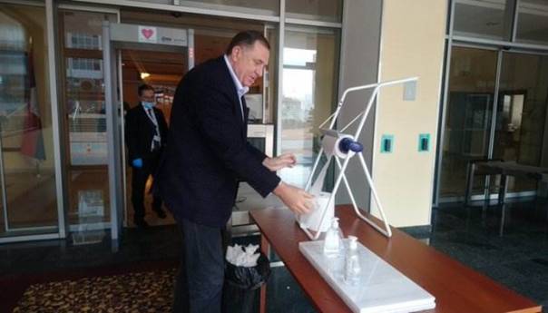 Dodik poštuje mjere i uputstva