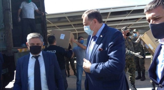 Dodik predao medicinske maske za Oružane snage