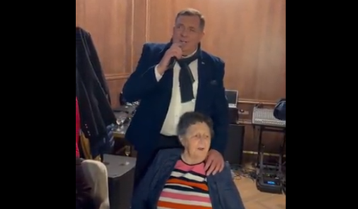 Dodik s majkom zapjevao 'Srpkinja je mene majka rodila'