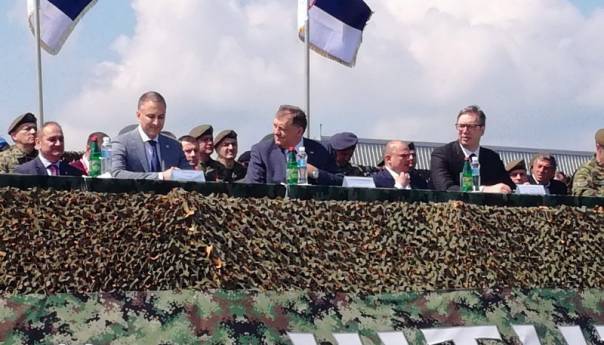 Dodik s Vučićem na prikazu naoružanja Srbije u Batajnici
