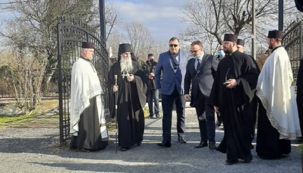 Dodik sa patrijarhom Porfirijem u manastiru Јasenovac