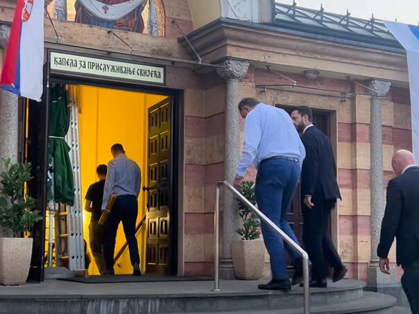 Dodik sa svijećom u ruci odao počast ratnom zločincu Ratku Mladiću