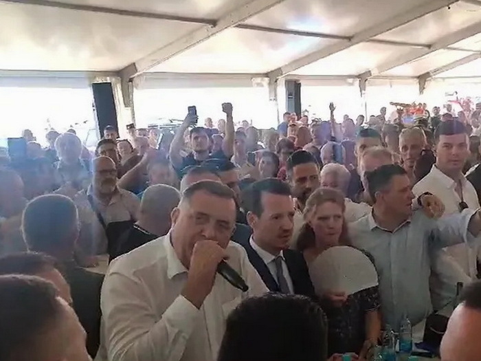 Dodik se ponovo pod šatorom 'uhvatio' mikrofona