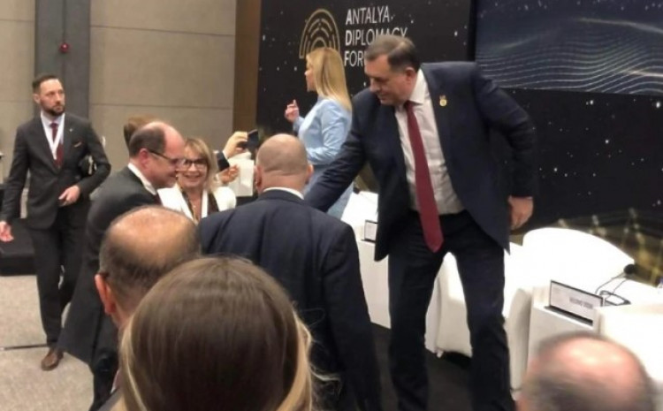 Dodik se rukovao sa Schmidtom, Srna tvrdi suprotno