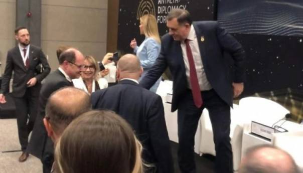 Dodik se rukovao sa Schmidtom, Srna tvrdi suprotno