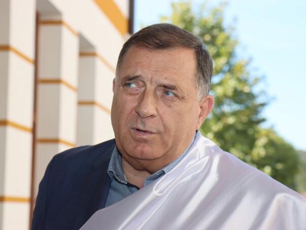 Dodik: Tragamo na osnovu čega je Schmidtu izdat pasoš u MVP