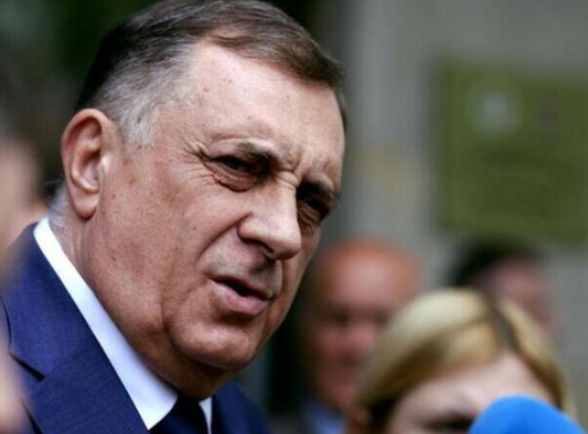 Dodik tvrdi da je Sarajevo smijenilo Vladu RS