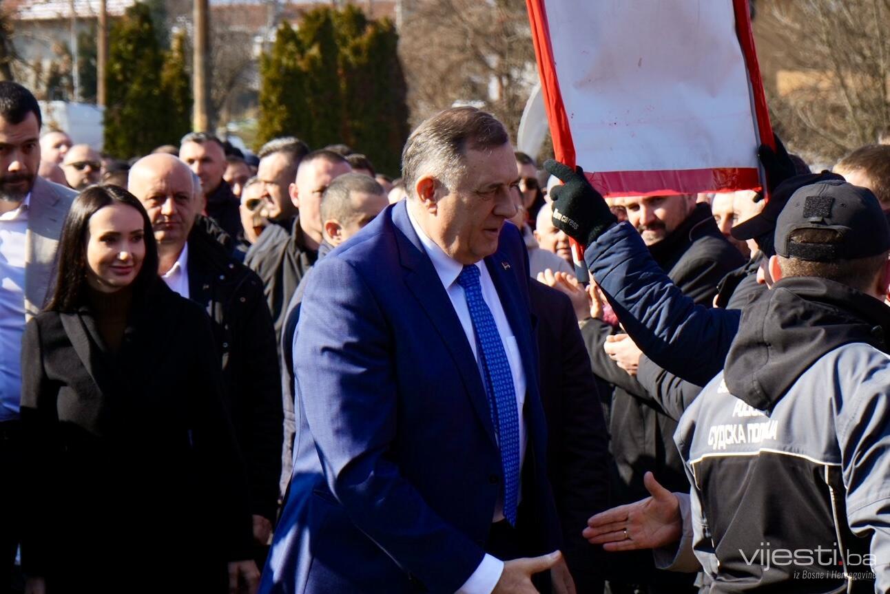 Dodik u pratnji sina i kćerke stigao na završne riječi