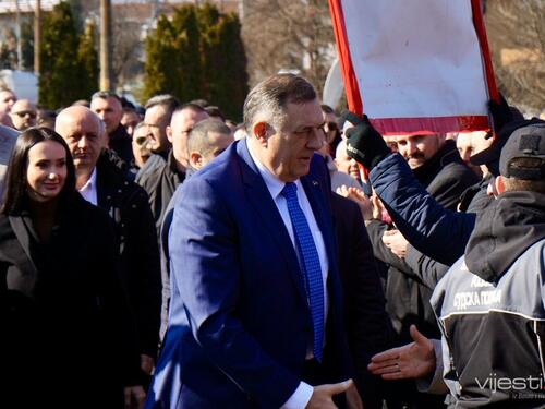Dodik u pratnji sina i kćerke stigao na završne riječi