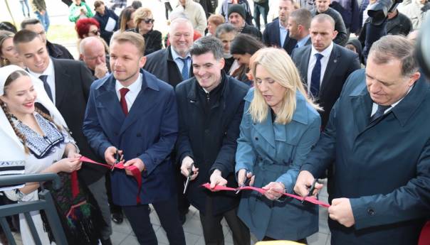 Dodik uručio ključeve raseljenim osobama u RS, iz EU ga podsjetili otkud novac