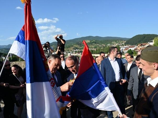 Dodik vezao zastave na mostu Mehmed-paše Sokolovića, govorio o oslobađanju Sarajeva...