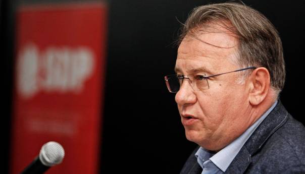 Dodikova predstava sa ambasadorom agresorske sile gura režim dublje u izolaciju