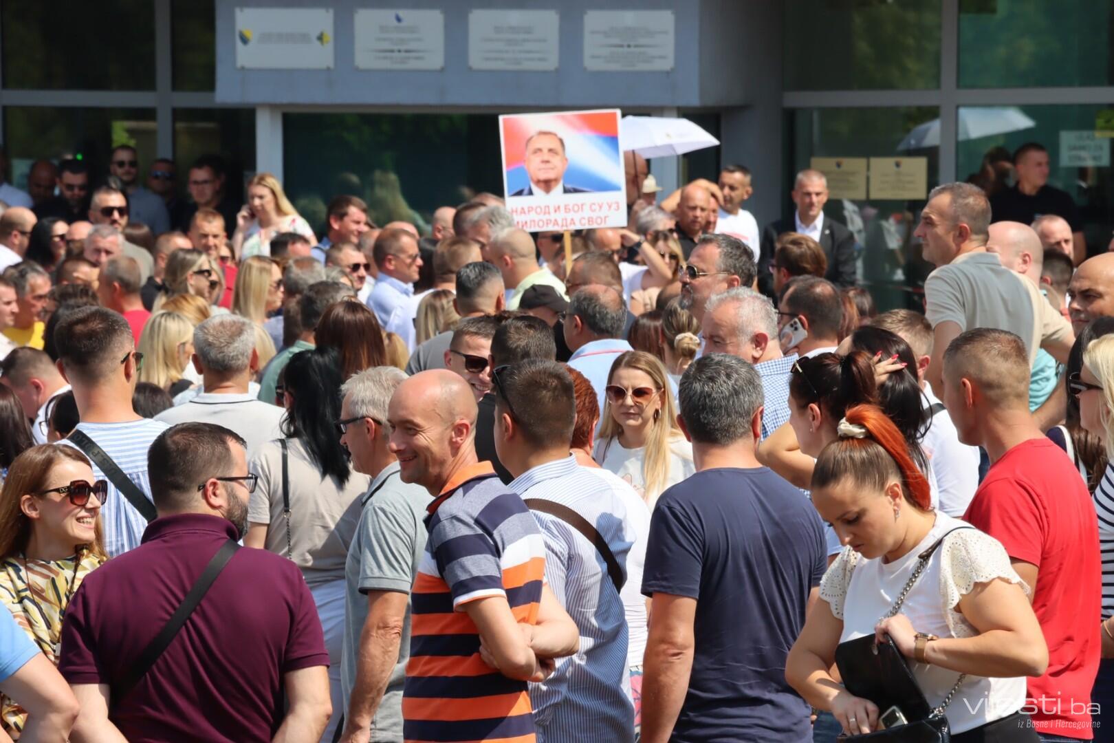 Dodikove pristalice ponovo se okupile pred Sudom BiH