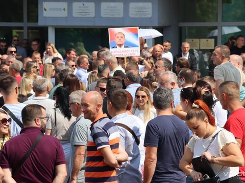 Dodikove pristalice ponovo se okupile pred Sudom BiH