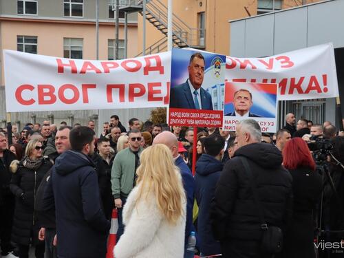 Dodikove pristalice pred Sudom BiH, pogledajte ko je stigao