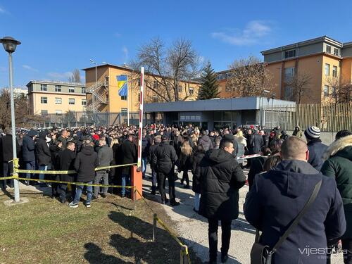 Dodikove pristalice pred Sudom BiH uoči završnih riječi