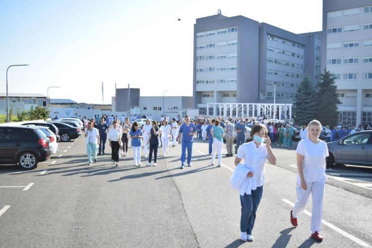 Dojava o bombi u UKC RS, u toku evakuacija