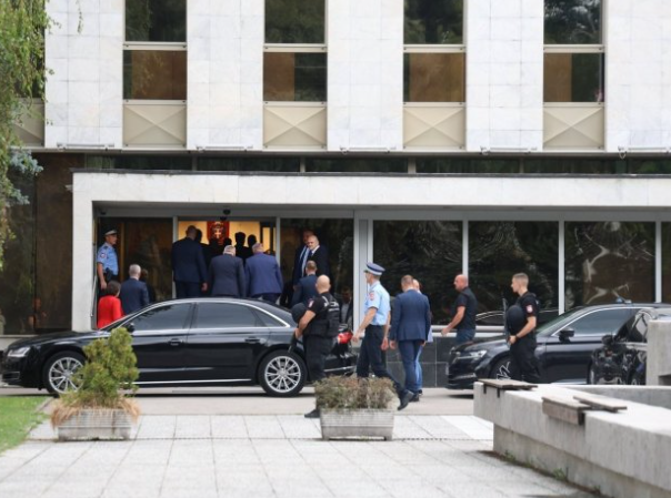 Dojava o bombi u zgradi NSRS-a bila lažna: Poslanici se vraćaju u zgradu