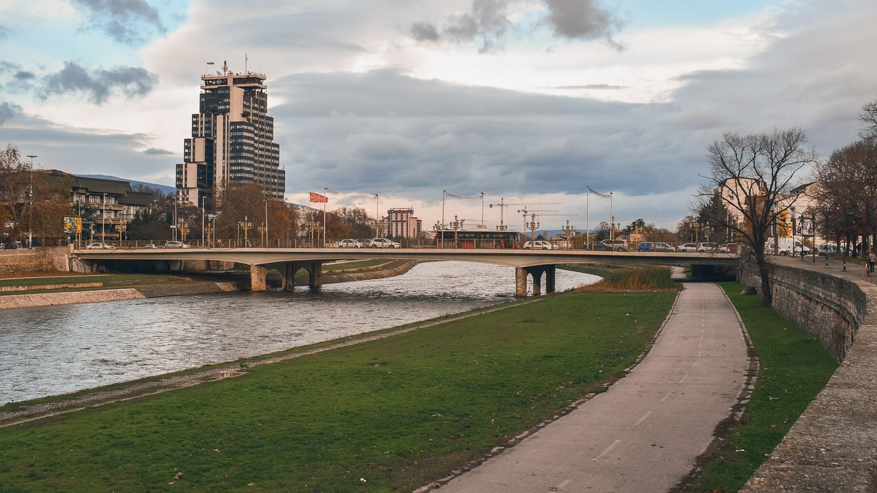 Dojave o bombama u osam škola u Skoplju