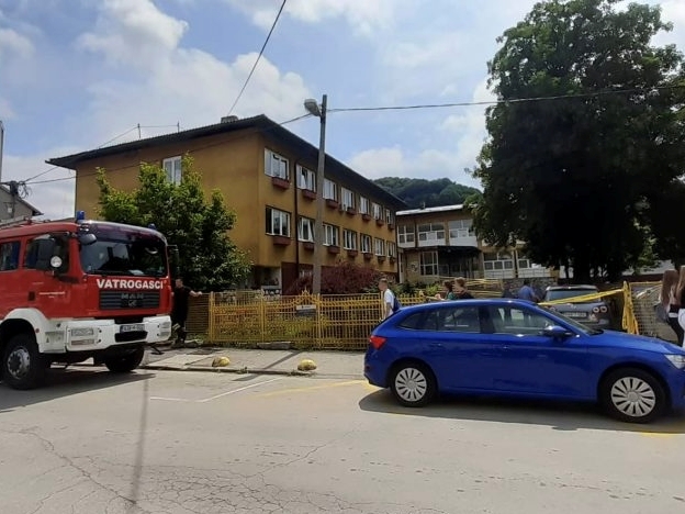 Dojave o bombama u više škola u TK: U toku evakuacija