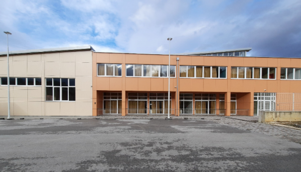 Dojavljena bomba u JU Osnovnoj školi "Aneks": Učenici i osoblje evakuirano